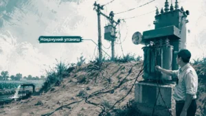 Фермер сув насоси яқинида электр ускуналарига ноқонуний уланган ҳолатни кўзатмоқда.