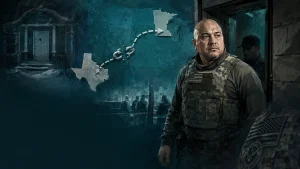 Қоронғи фон устида ҳарбий формадаги эркак, Техас ва Миннесота нотиқалари ўртасидаги занжирли йўл тасвири акс этган AI иллюстрация.